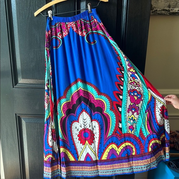 Eye Catching Vibrant, Patterned Maxi Skirt - Picture 6 of 9
